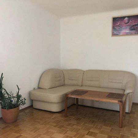 A Private Room In A Shared Apartment Wina Bagian luar foto