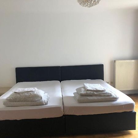 A Private Room In A Shared Apartment Wina Bagian luar foto
