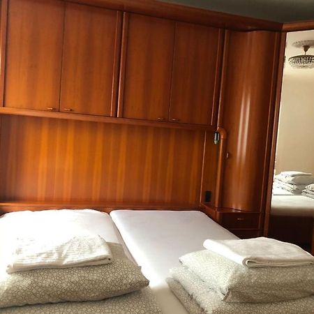A Private Room In A Shared Apartment Wina Bagian luar foto