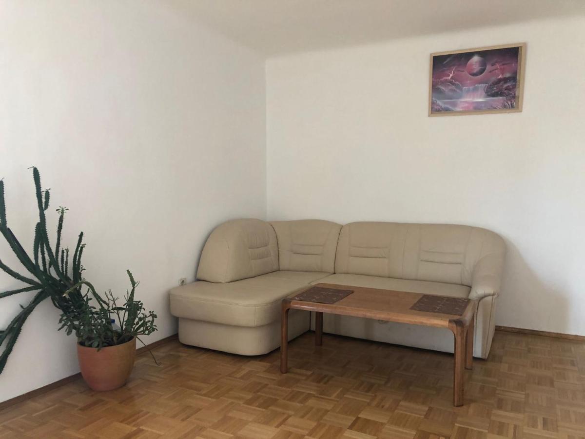 A Private Room In A Shared Apartment Wina Bagian luar foto
