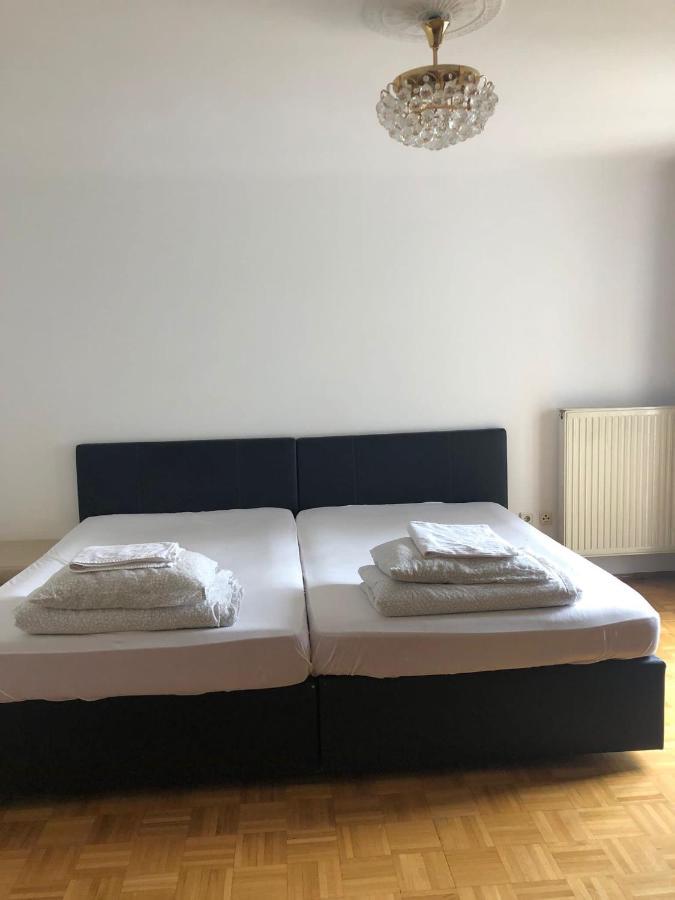 A Private Room In A Shared Apartment Wina Bagian luar foto