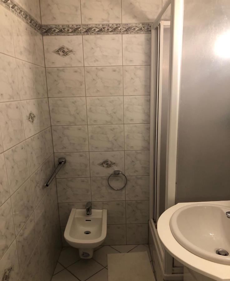 A Private Room In A Shared Apartment Wina Bagian luar foto