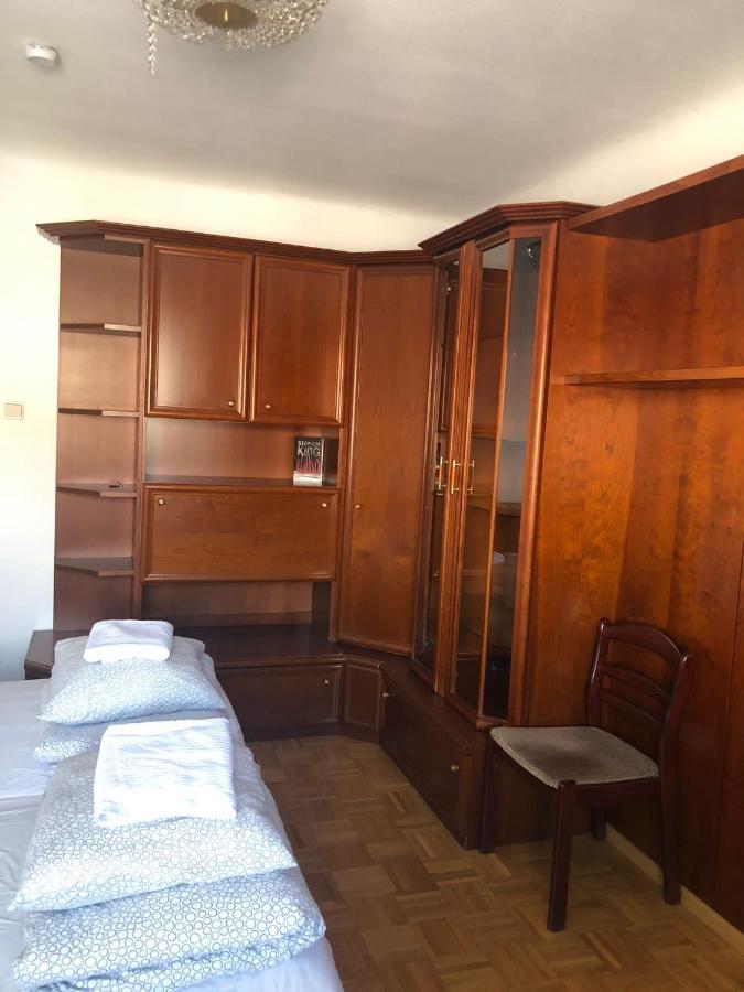 A Private Room In A Shared Apartment Wina Bagian luar foto
